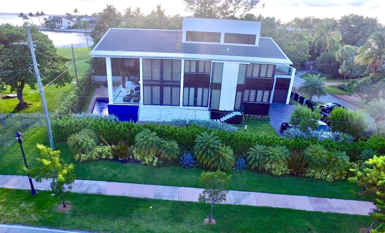 610 Harbor Cir, Key Biscayne FL 33149