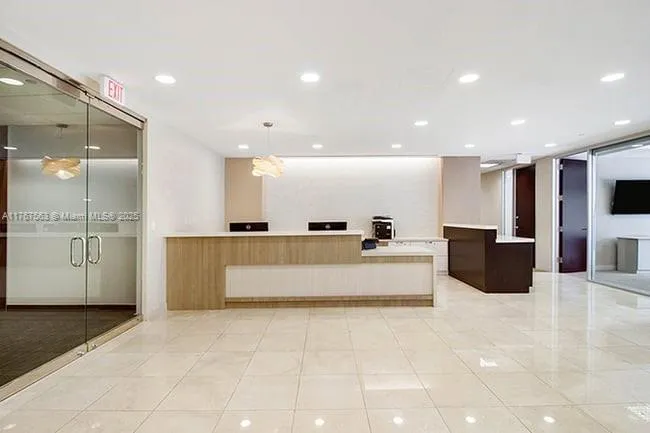 100 SE 2 ST # 2000, Miami FL 33131
