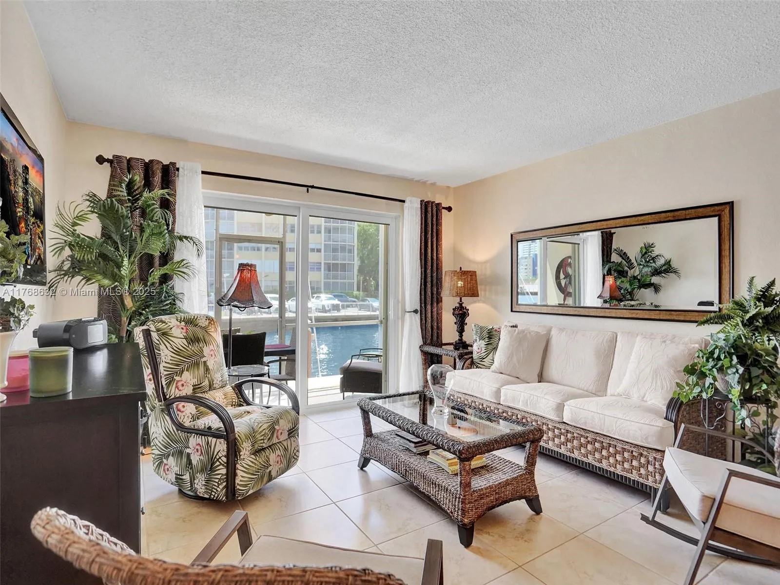1 bedroom 1 bath for rent at 2600 Diana Dr # 105, Hallandale Beach FL 33009