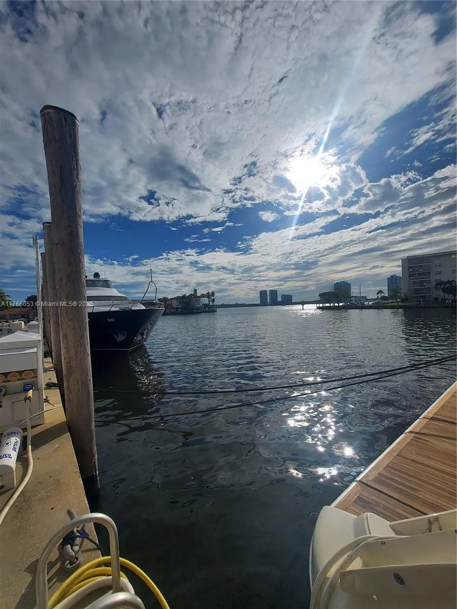 1000 W Island Blvd # 2002, Aventura FL 33160