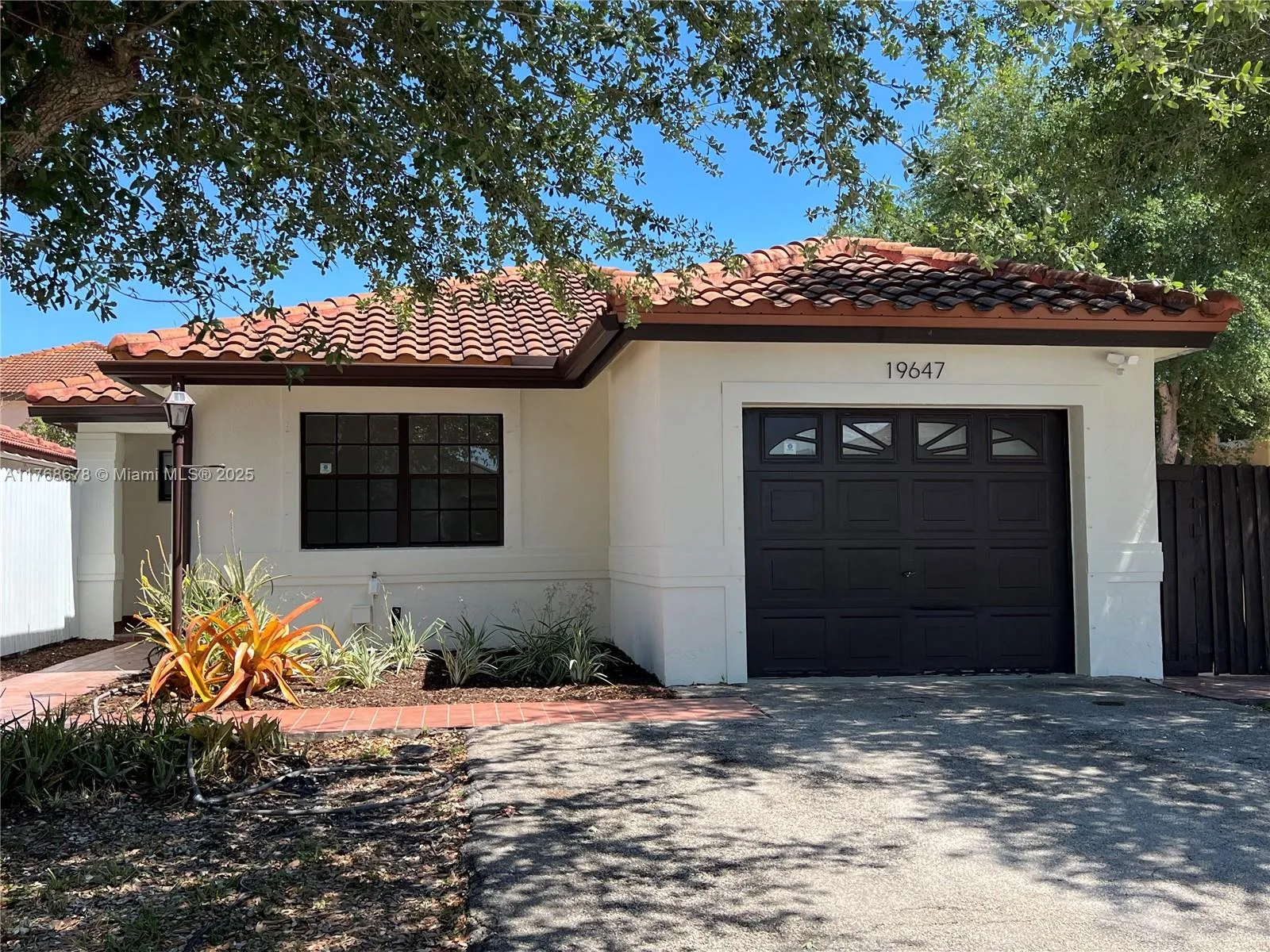 19647 NW 85th Ave, Hialeah FL 33015
