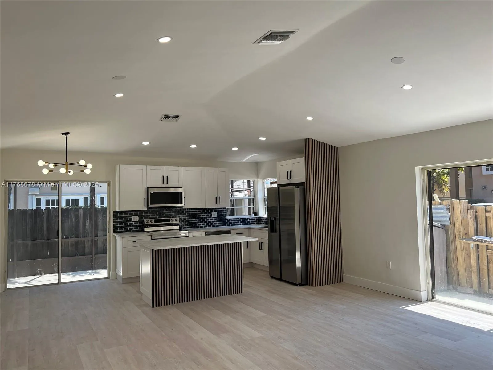 19647 NW 85th Ave, Hialeah FL 33015