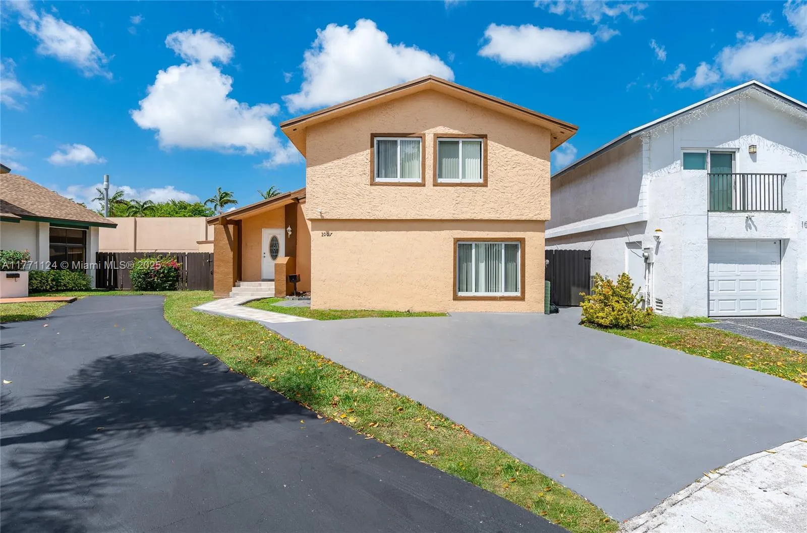 1007 NW 106th Ave Cir, Miami FL 33172