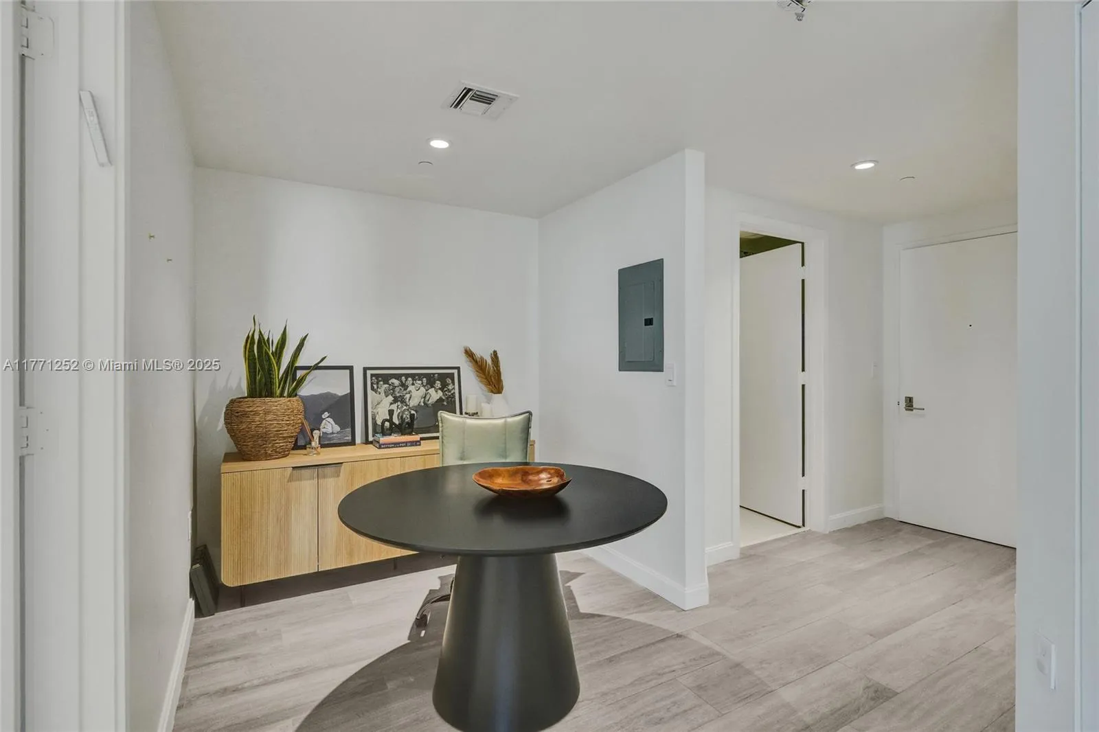 45 SW 9th St # 1803, Miami FL 33130