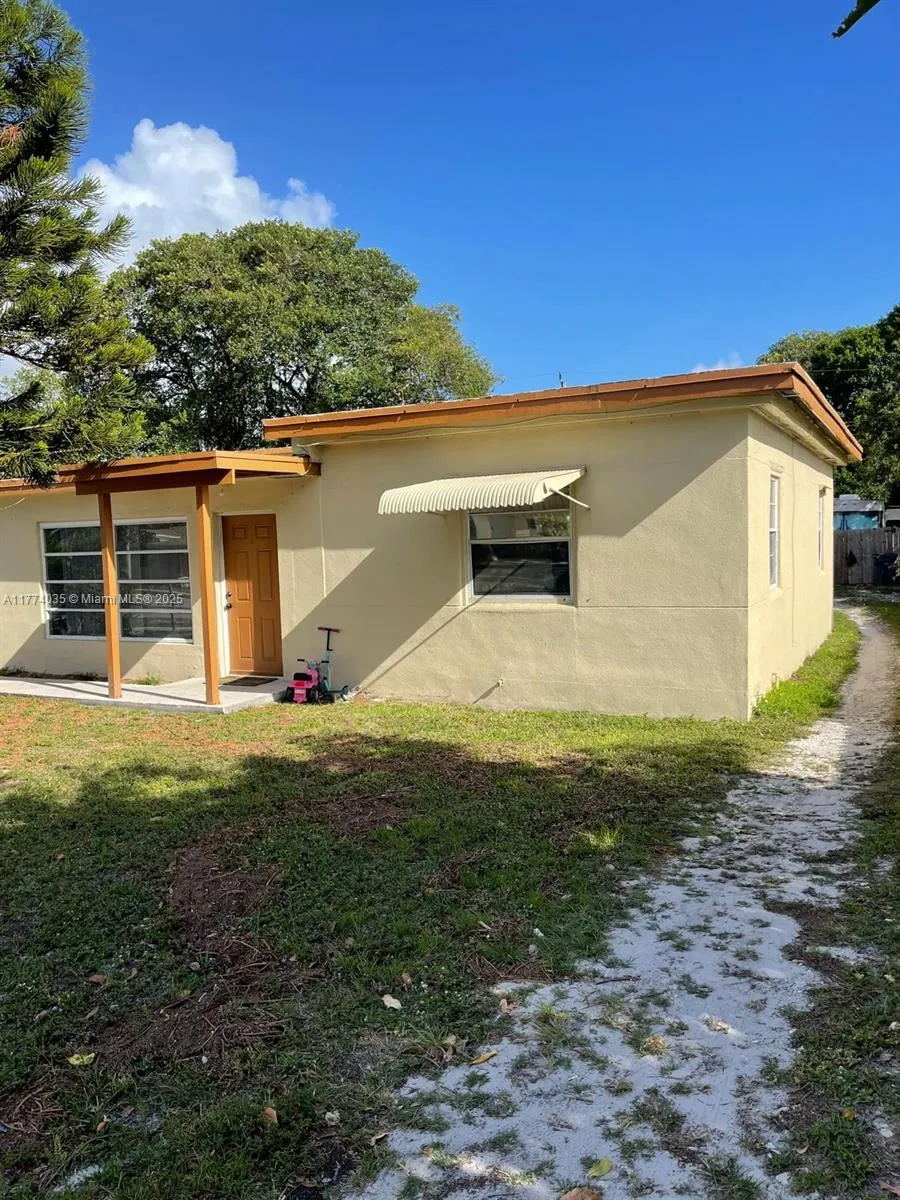 2801 Mayo St, Hollywood FL 33020