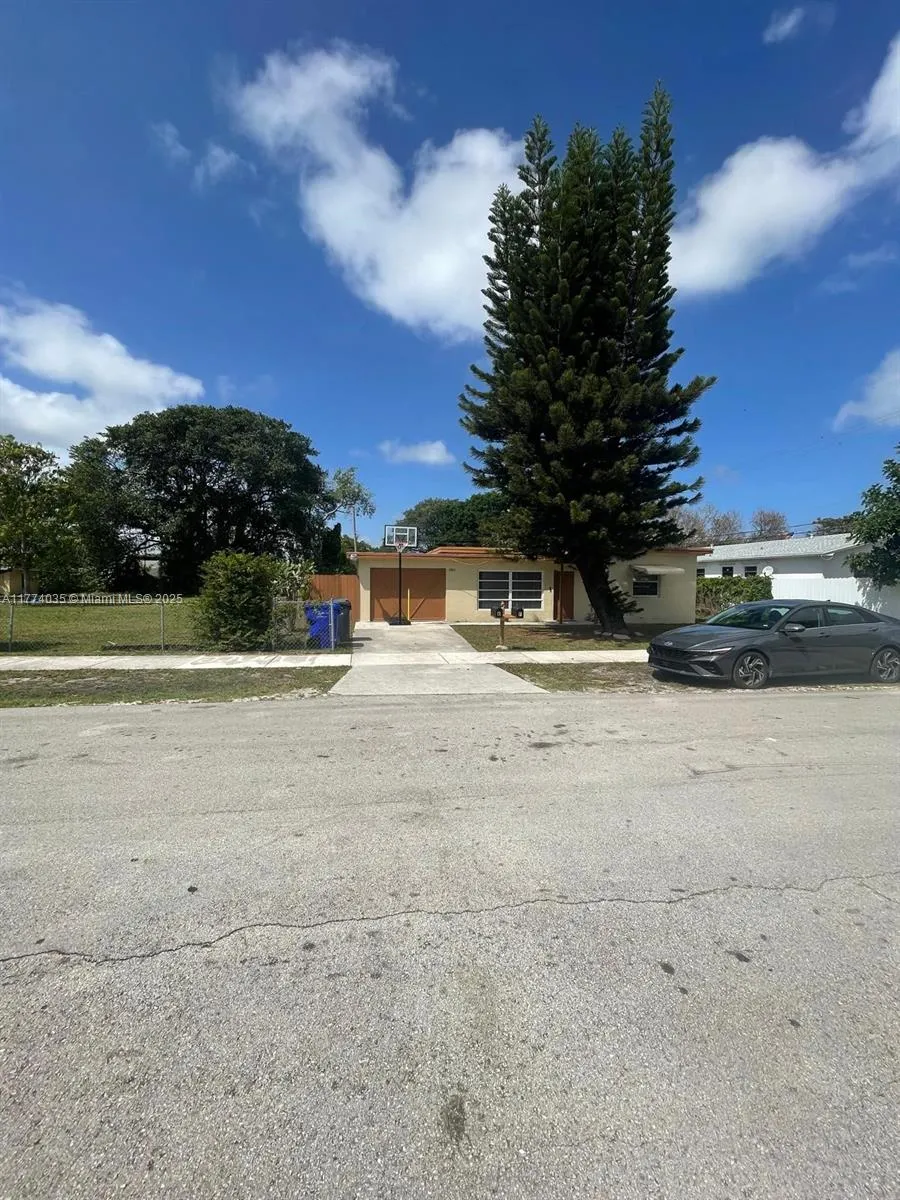 2801 Mayo St, Hollywood FL 33020