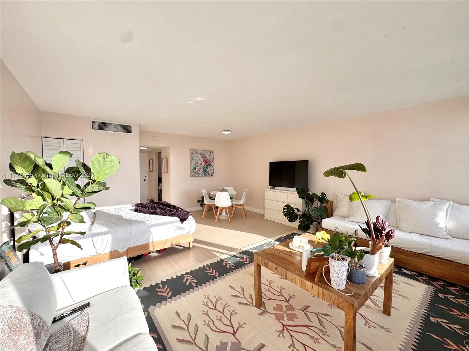1 bath for sale at 2899 Collins Ave # 550, Miami Beach FL 33140