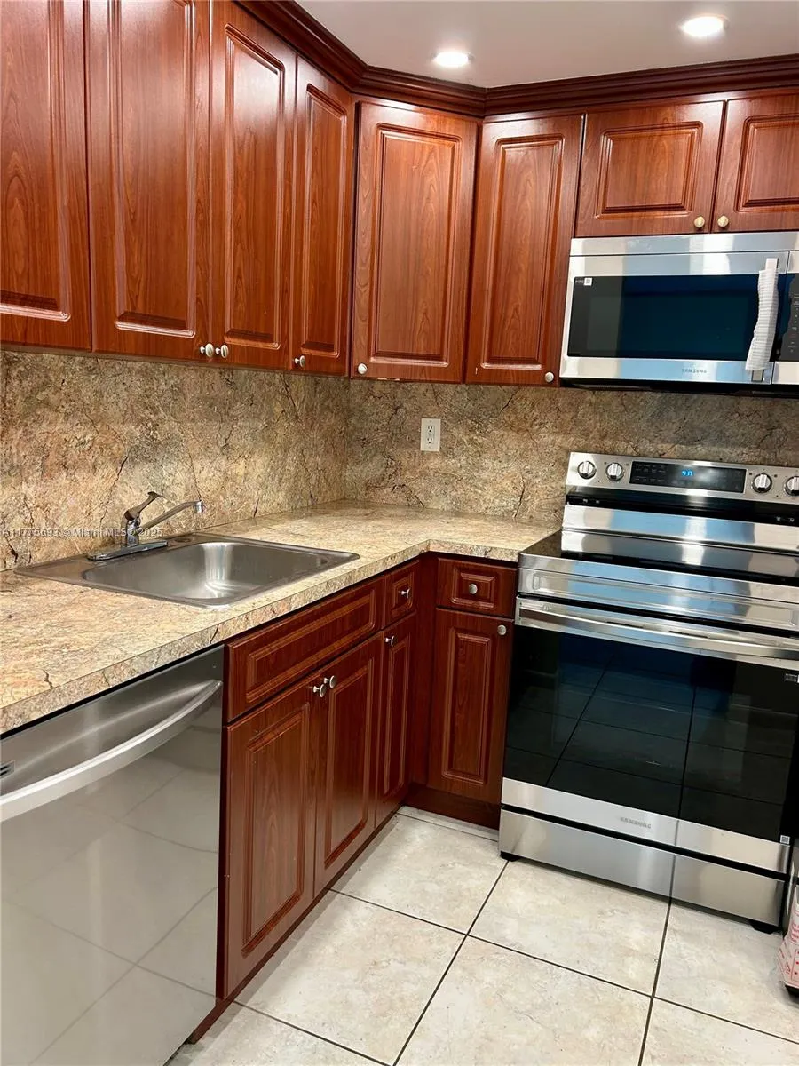 484 NW 165th St Rd # 316, Miami FL 33169