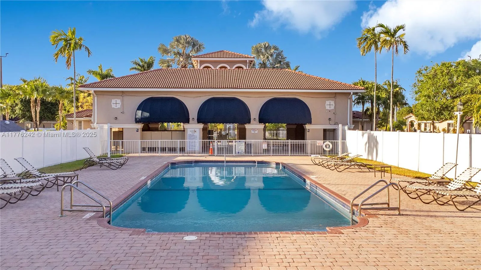 3 bedroom 2 bath for sale at 27433 SW 137th Ct # 27433, Homestead FL 33032