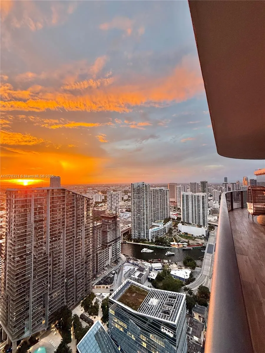 3 bedroom 3 bath for sale at 801 S Miami Ave # 5209, Miami FL 33130