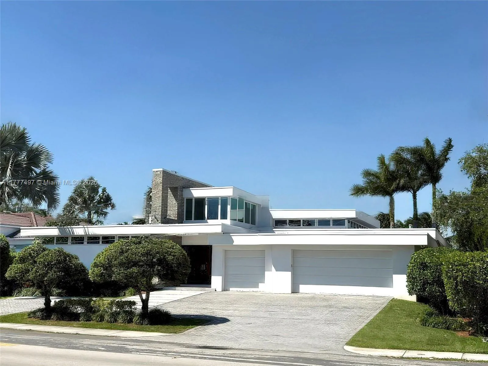 907 Diplomat Pkwy, Hallandale Beach FL 33009