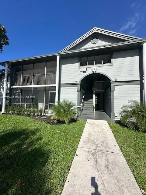 3 bedroom 2 bath for sale at 451 NE 207th Ln # 101, Miami FL 33179