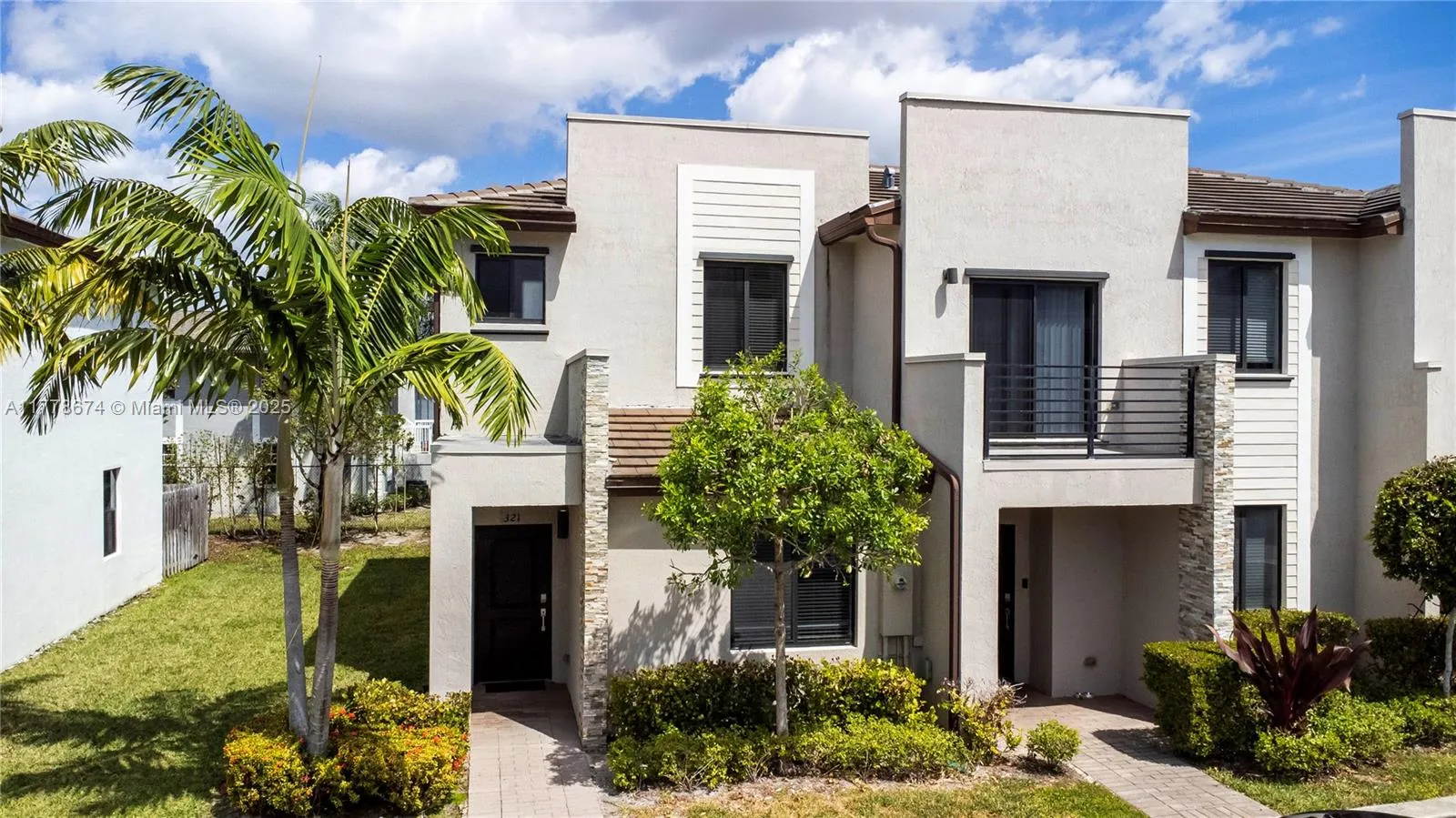 3 bedroom 3 bath for sale at 321 NE 208th Ter, Miami FL 33179