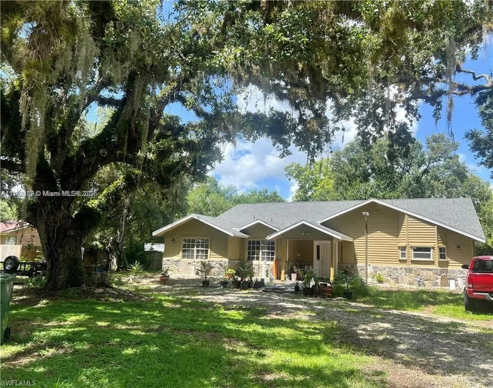 3 bedroom 2 bath for sale at 140 DAVIS, La Belle FL 33935