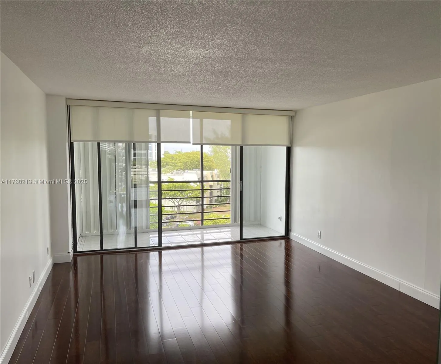 1 bedroom 1 bath for rent at 20500 W Country Club Dr # 704, Aventura FL 33180
