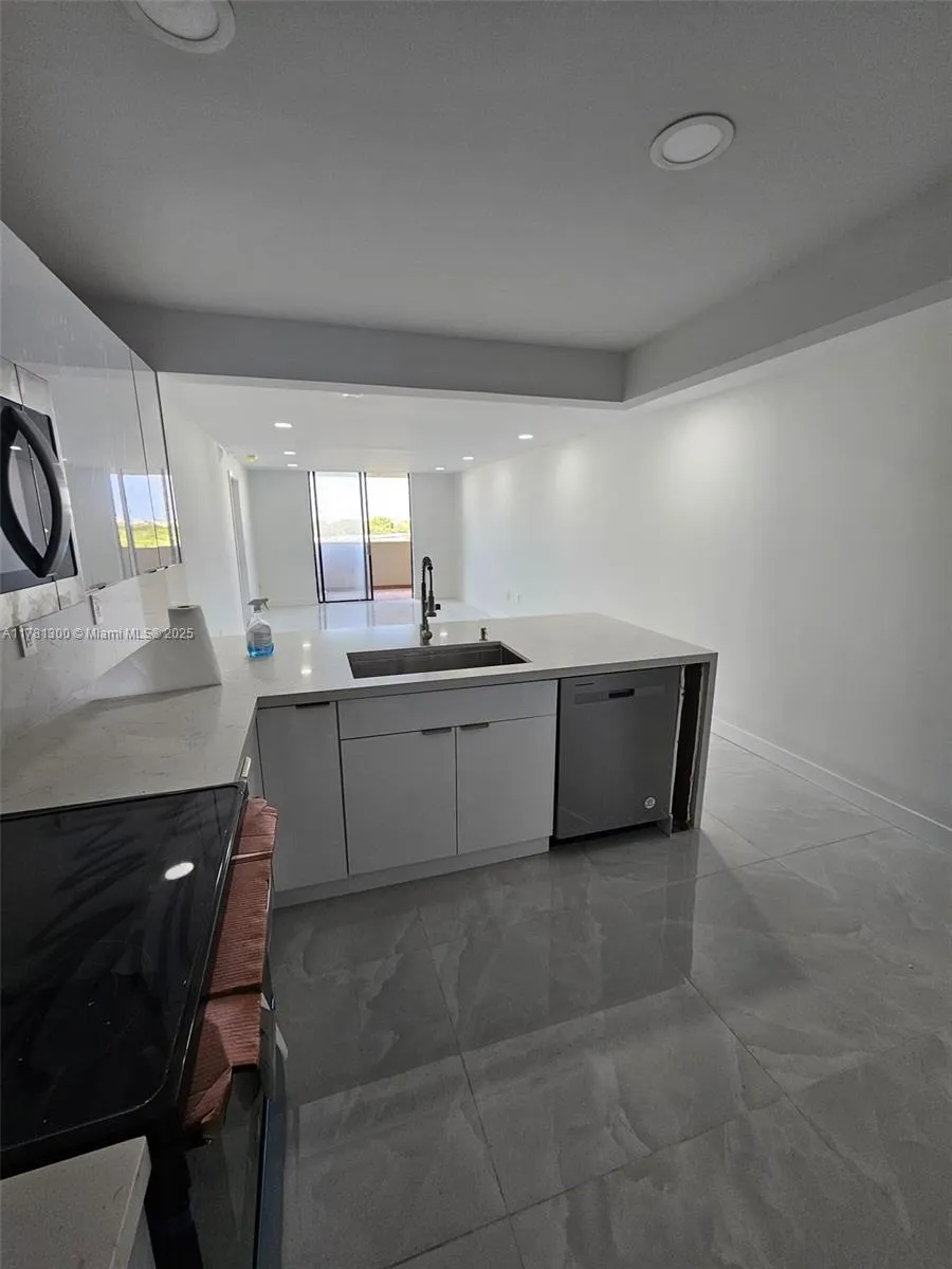 7125 Bay Dr # 506, Miami Beach FL 33141