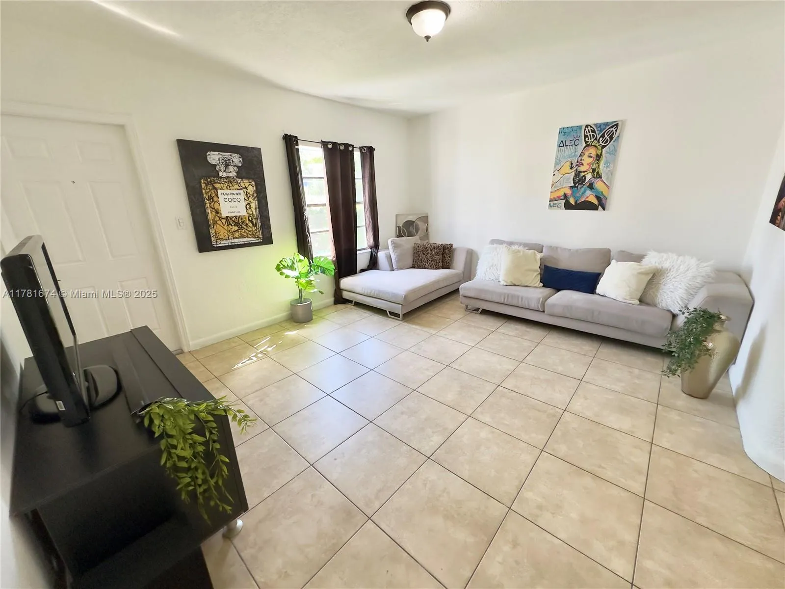 301 NW 37th St, Miami FL 33127