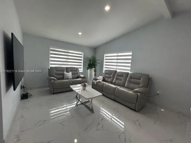 871 SE 4th Pl, Hialeah FL 33010
