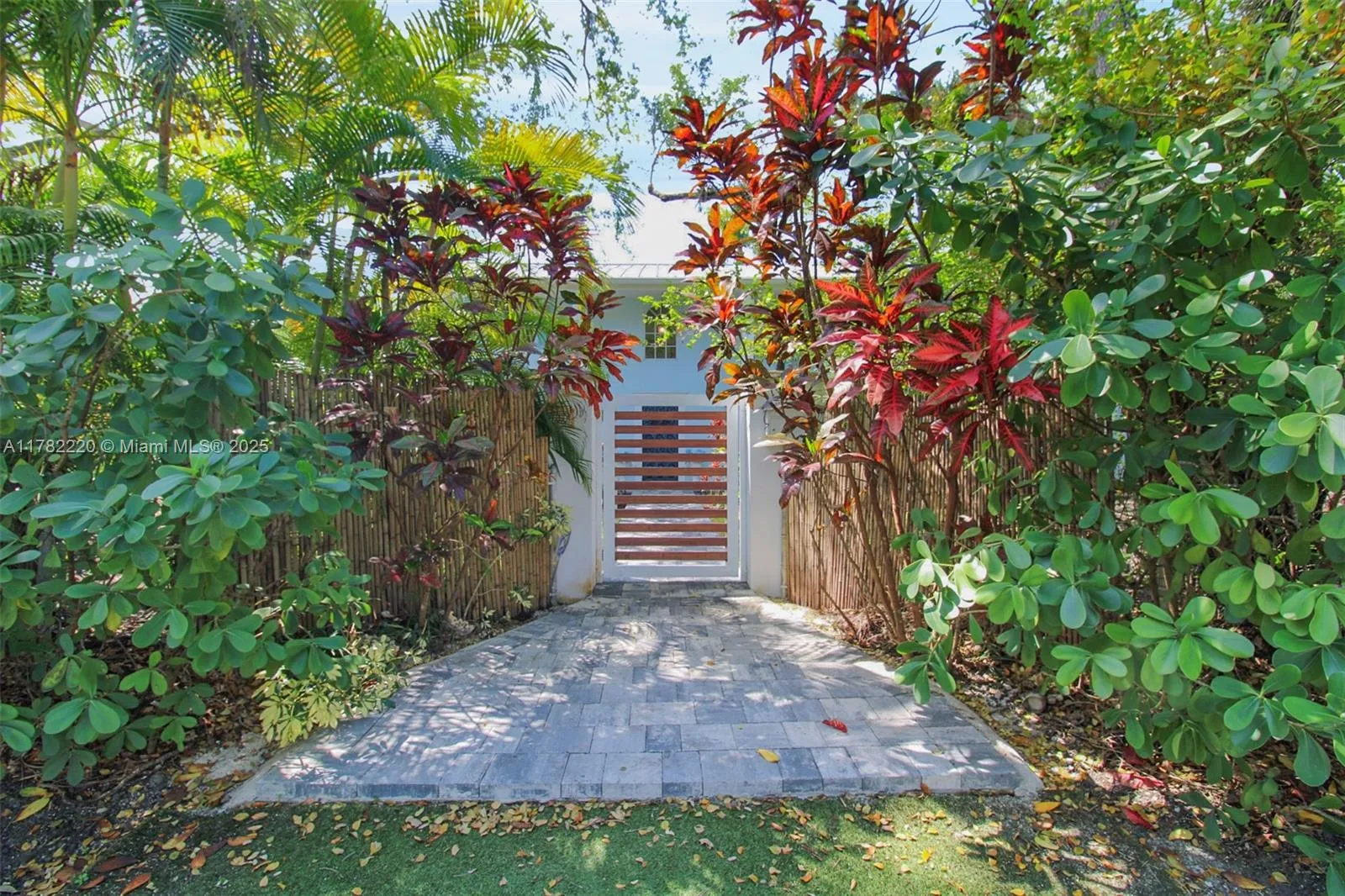 6900 SW 104th St, Pinecrest FL 33156