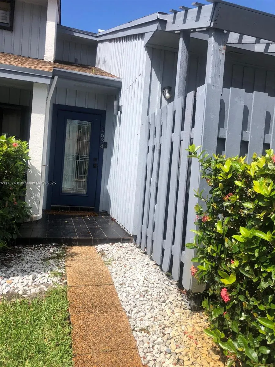 2 bedroom 2 bath for sale at 1634 N 15th terrace, Hollywood FL 33020