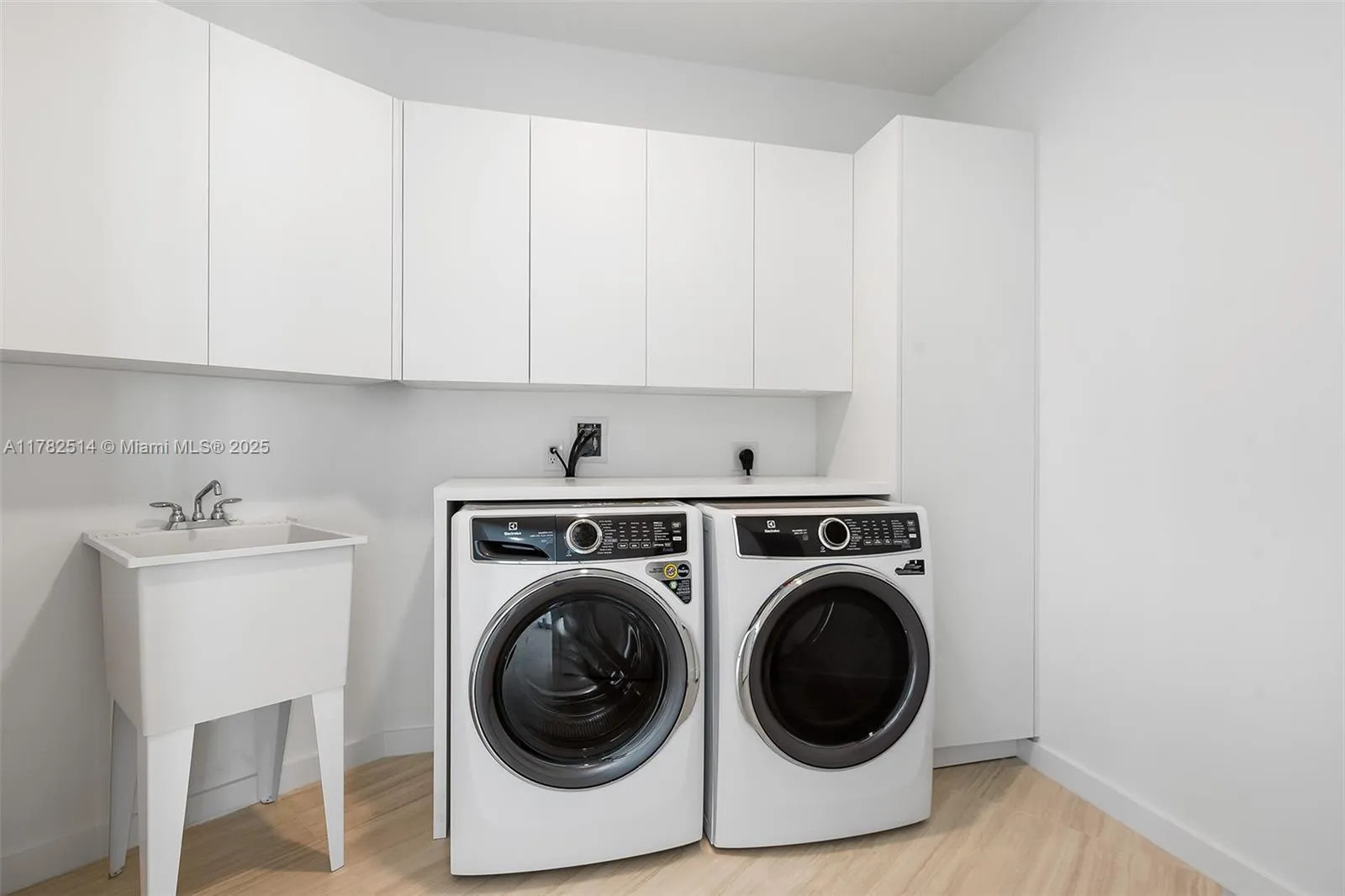 851 NE 1st Ave # 5500, Miami FL 33132