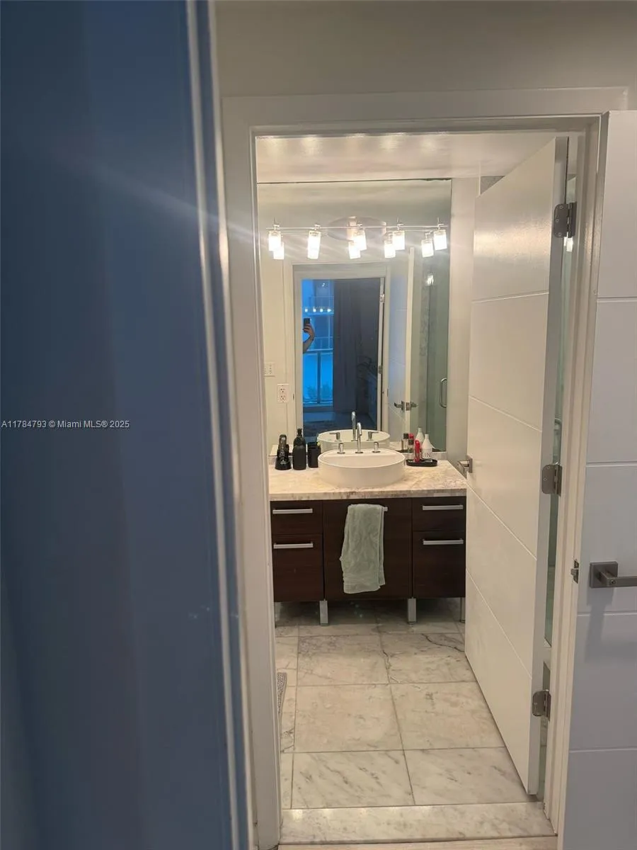 253 NE 2nd St # 1406, Miami FL 33132