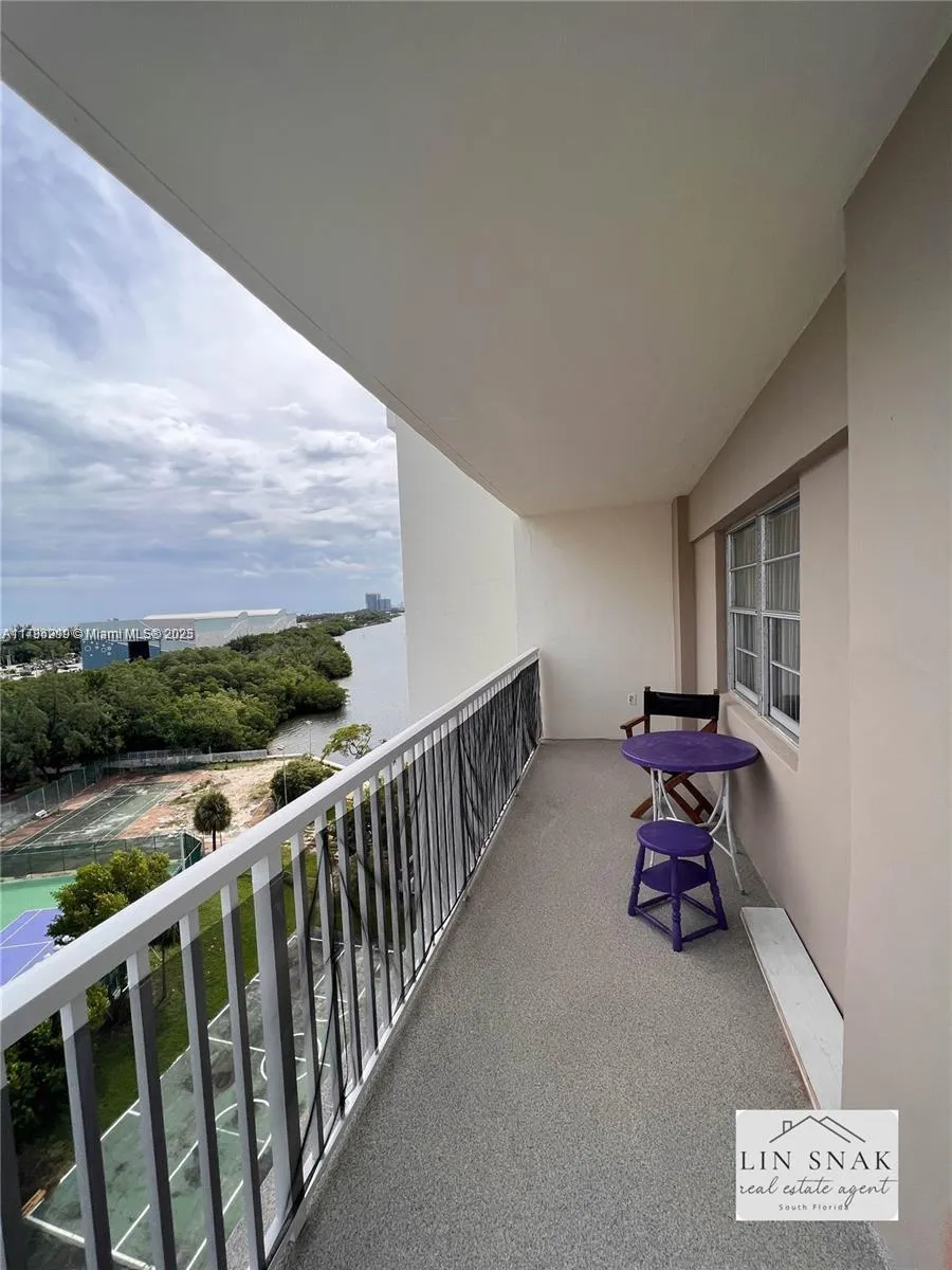 300 Bayview Dr # 915, Sunny Isles Beach FL 33160