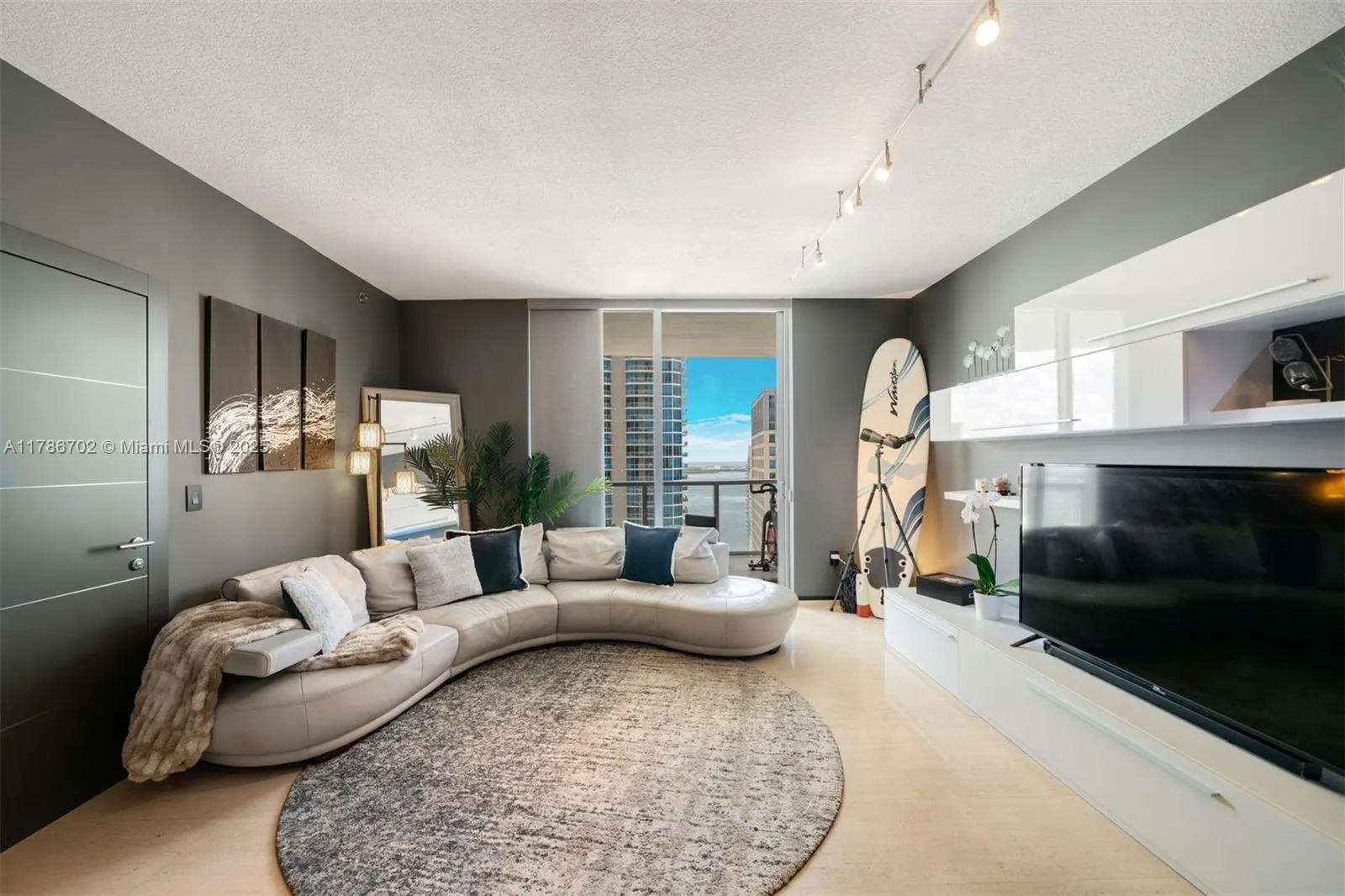 1 bedroom 1 bath for sale at 1060 Brickell Ave # 3003, Miami FL 33131