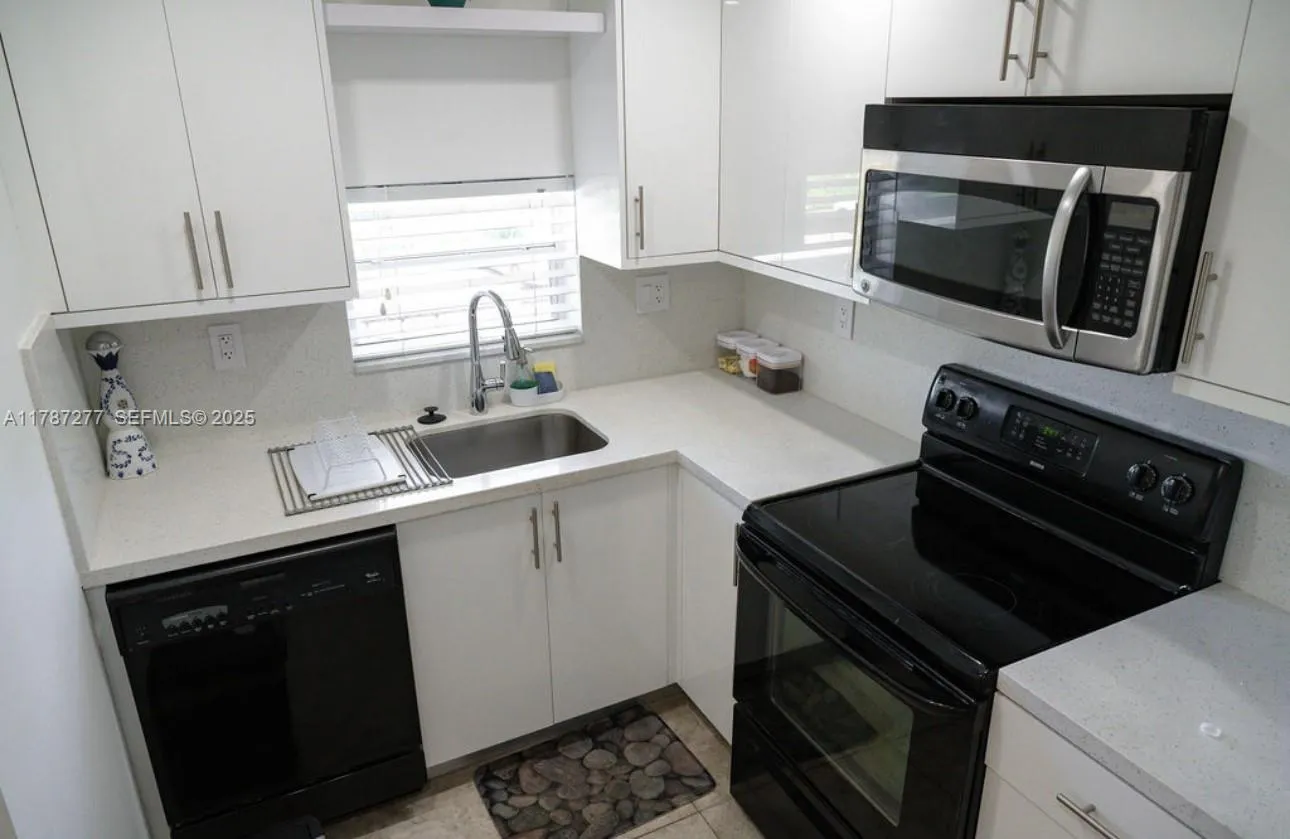 8901 Hollybrook # 206, Hollywood FL 33025