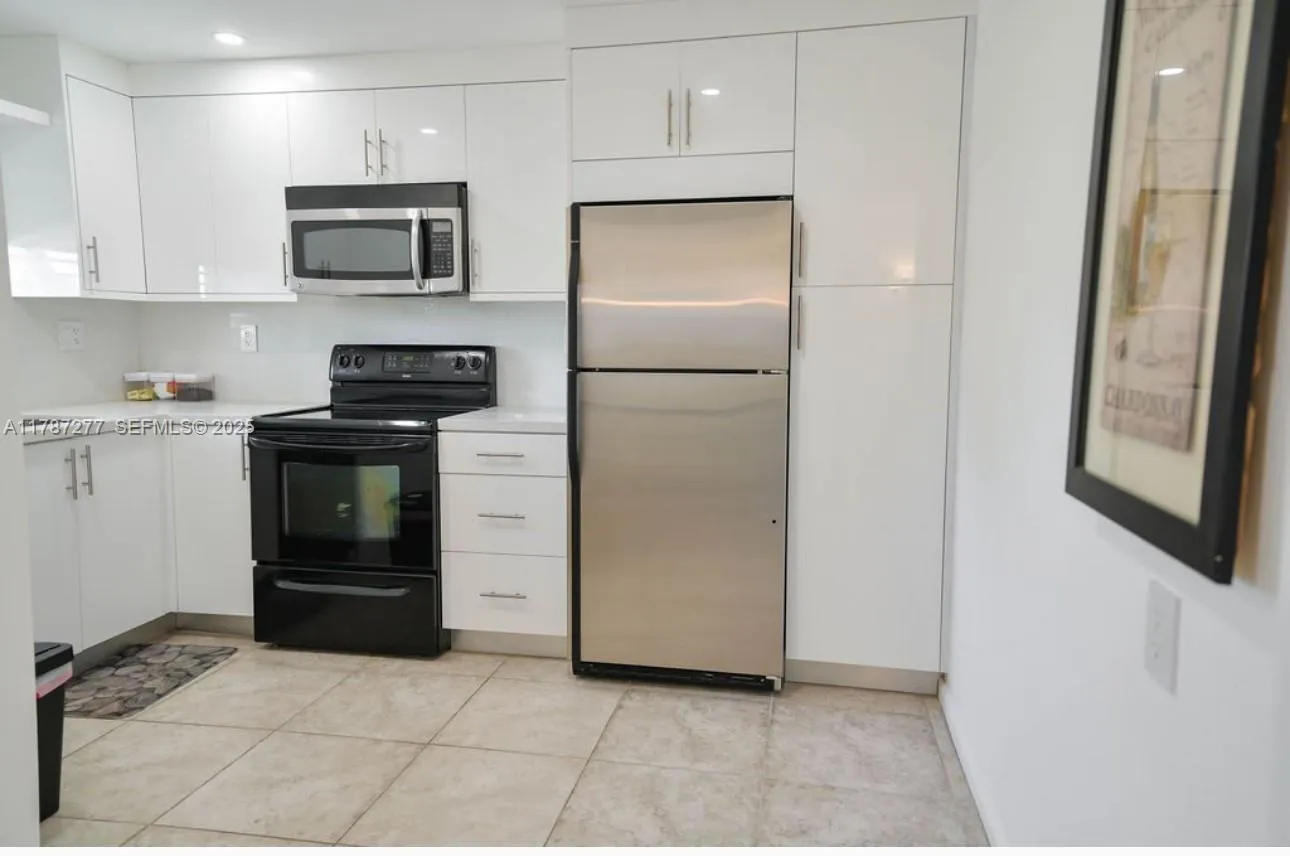 8901 Hollybrook # 206, Hollywood FL 33025