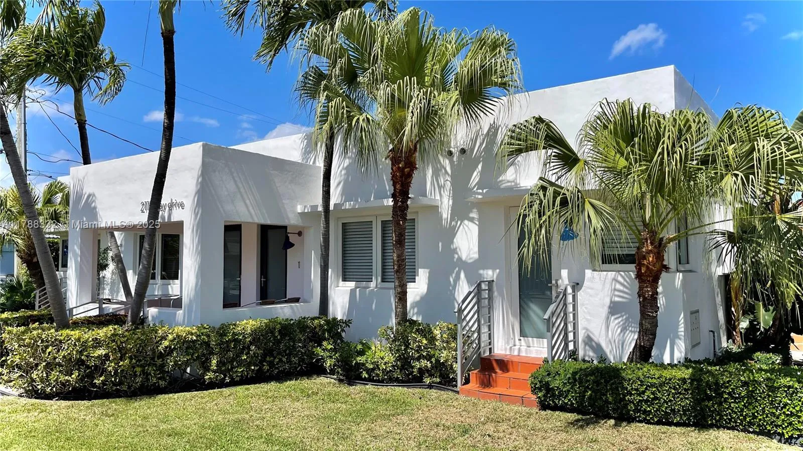 2115 Bay Dr, Miami Beach FL 33141