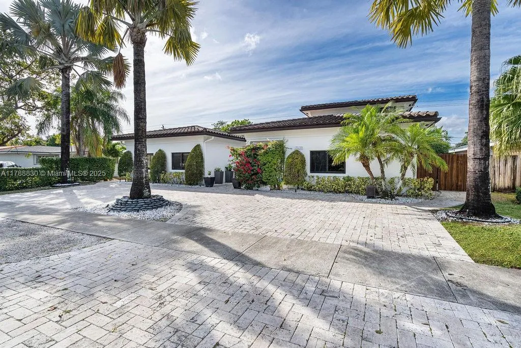 7 bedroom 4 bath for sale at 20600 NE 22nd Pl, Miami FL 33180