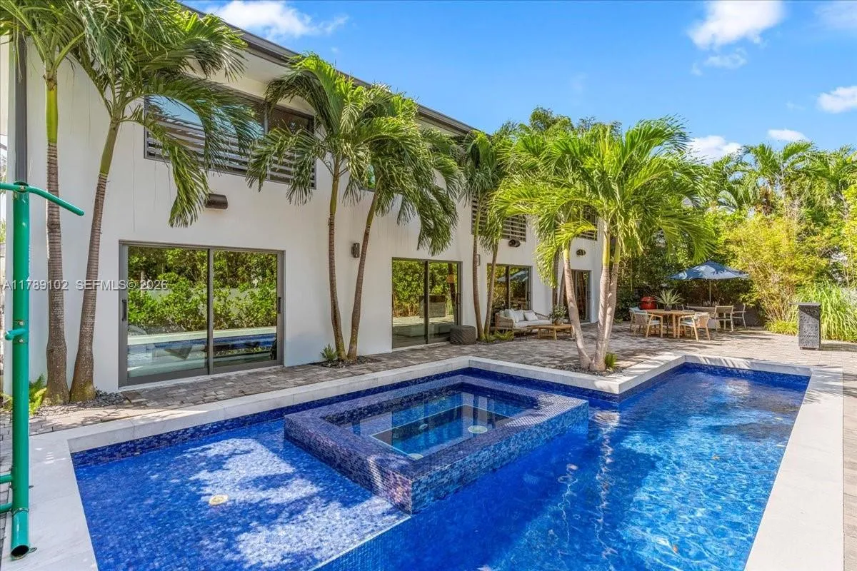 6 bedroom 6 bath for sale at 635 Curtiswood Dr, Key Biscayne FL 33149