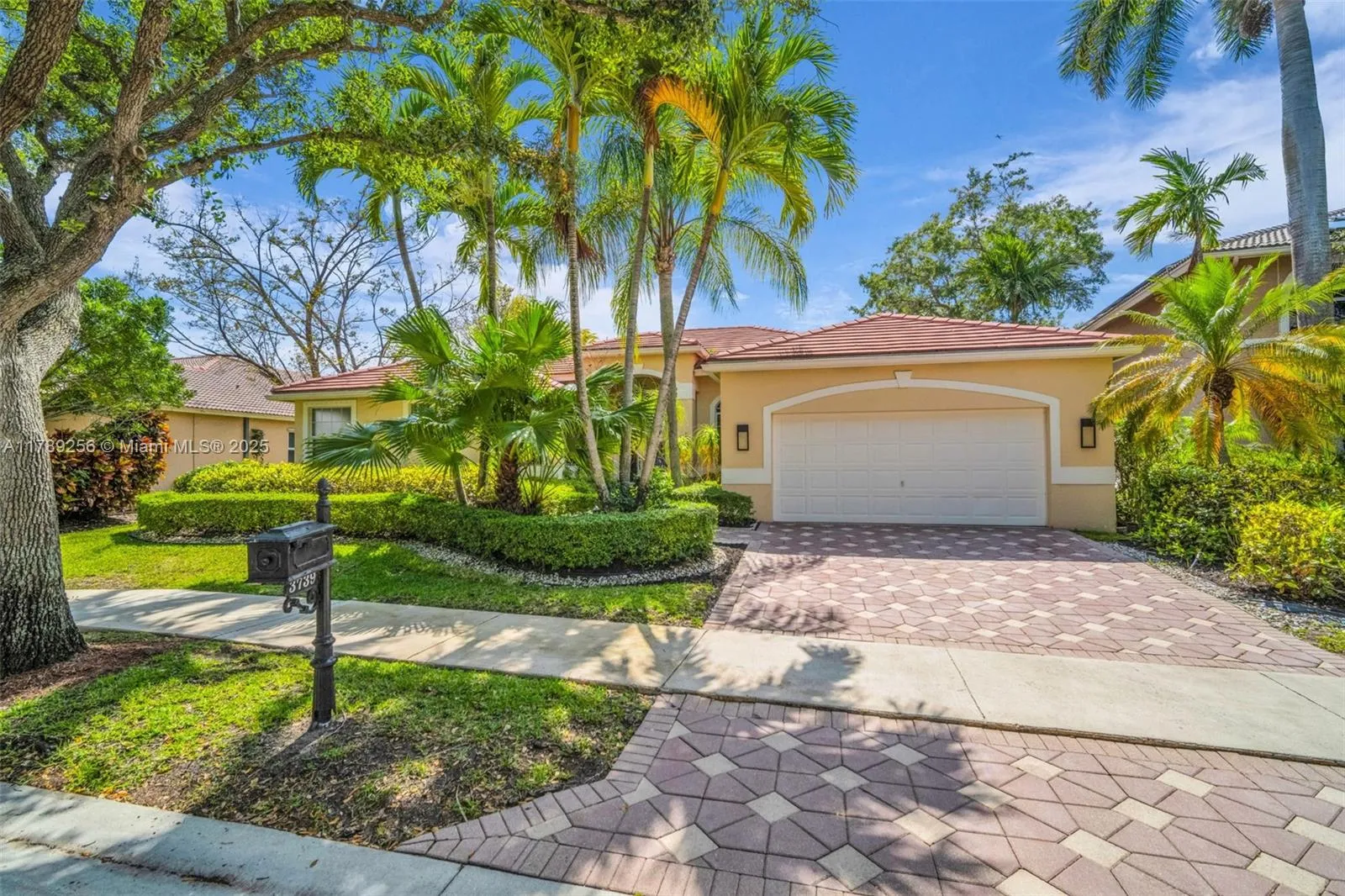 5 bedroom 3 bath for sale at 3739 Oak Ridge Cir, Weston FL 33331