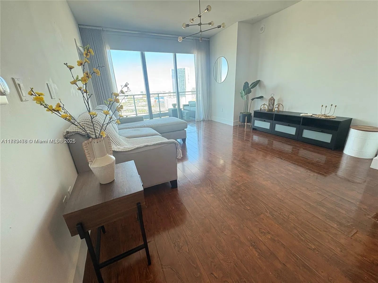 1 bedroom 1 bath for sale at 90 SW 3rd st # 2010, Miami FL 33130