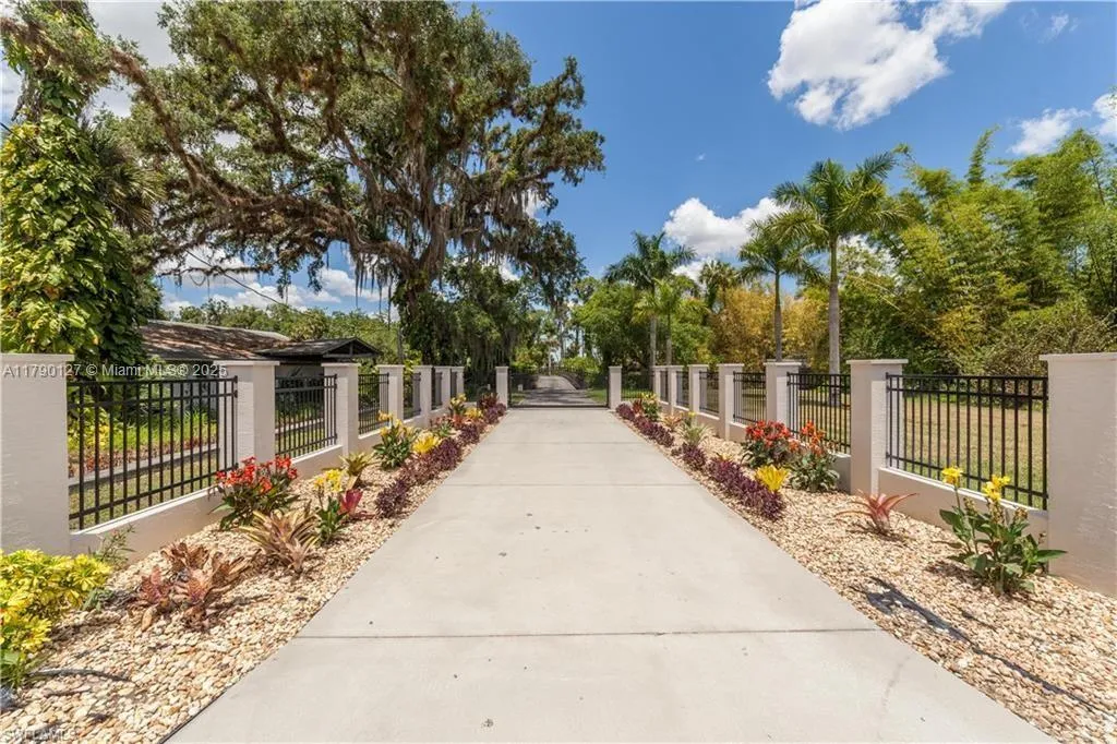 2920 Fort Denaud Rd, La Belle FL 33935
