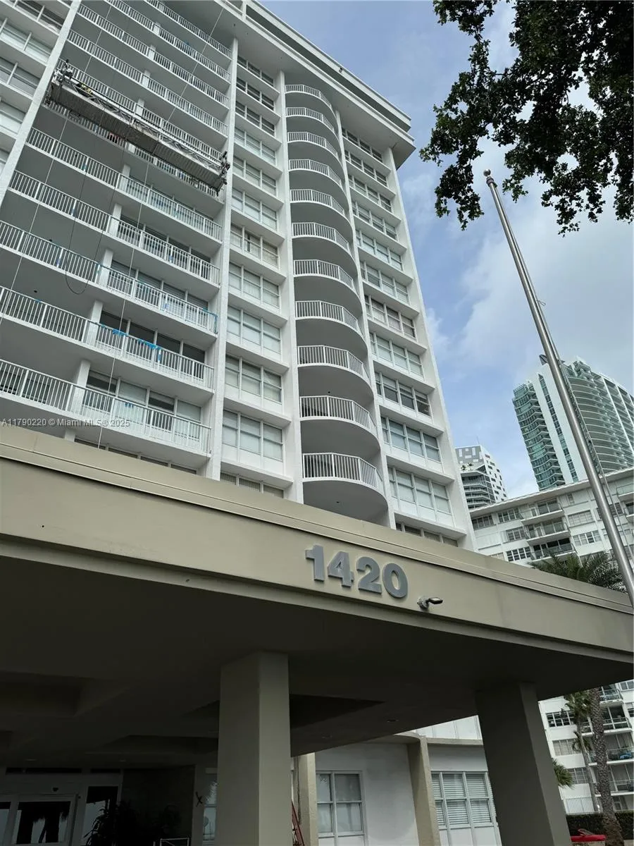 1 bedroom 1 bath for sale at 1420 Brickell Bay Dr, Miami FL 33131