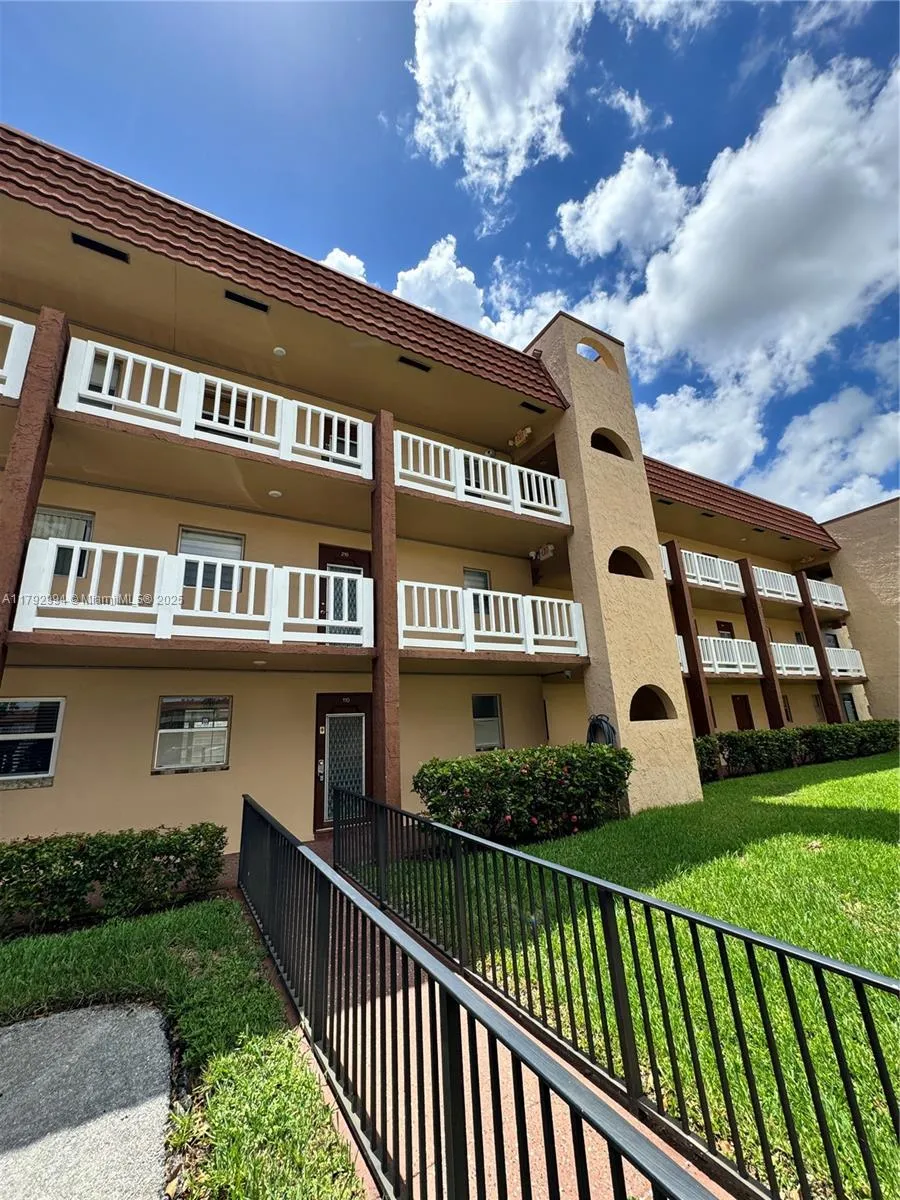 1 bedroom 1 bath for sale at 9041 Sunrise Lakes Blvd # 110, Sunrise FL 33322