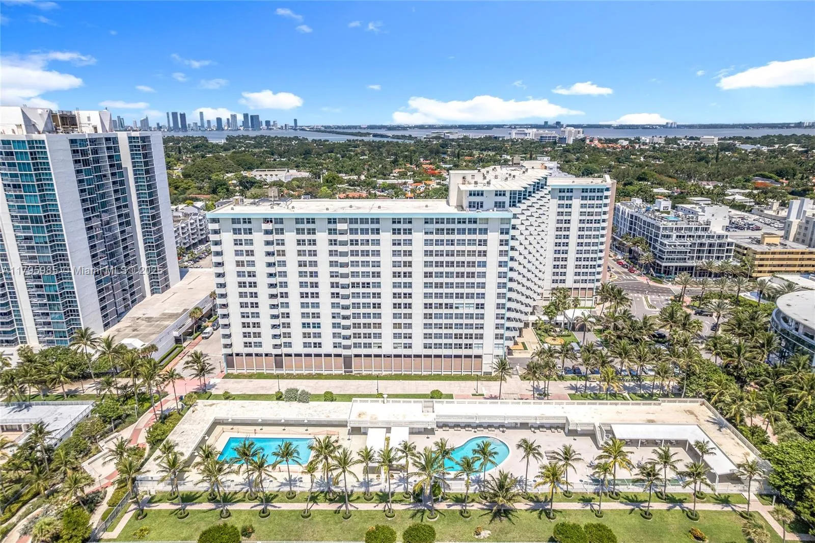 1 bedroom 1 bath for sale at 2899 Collins Ave # 1218, Miami Beach FL 33140