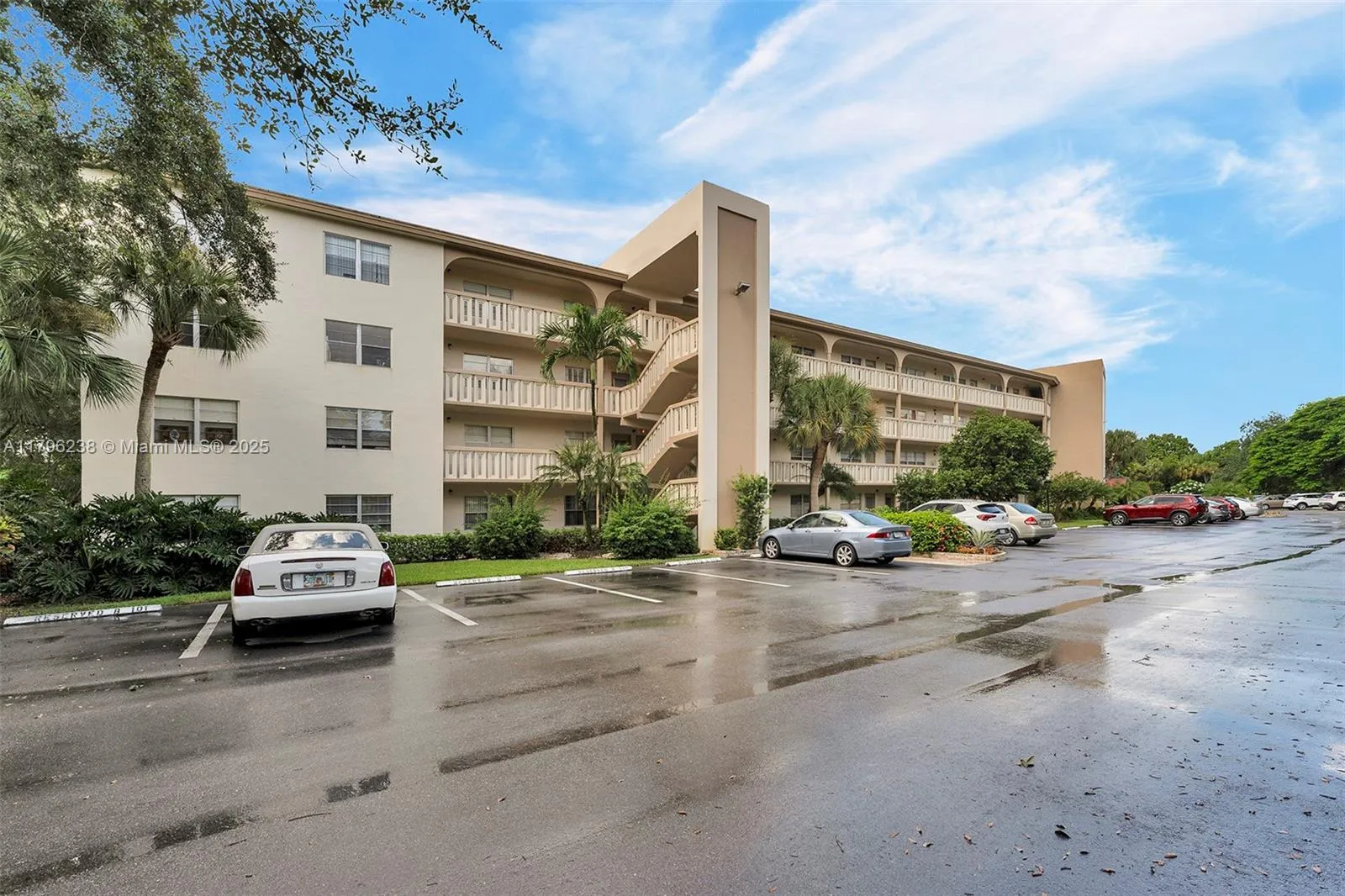 1 bedroom 1 bath for sale at 2301 Lucaya Ln # J4, Coconut Creek FL 33066