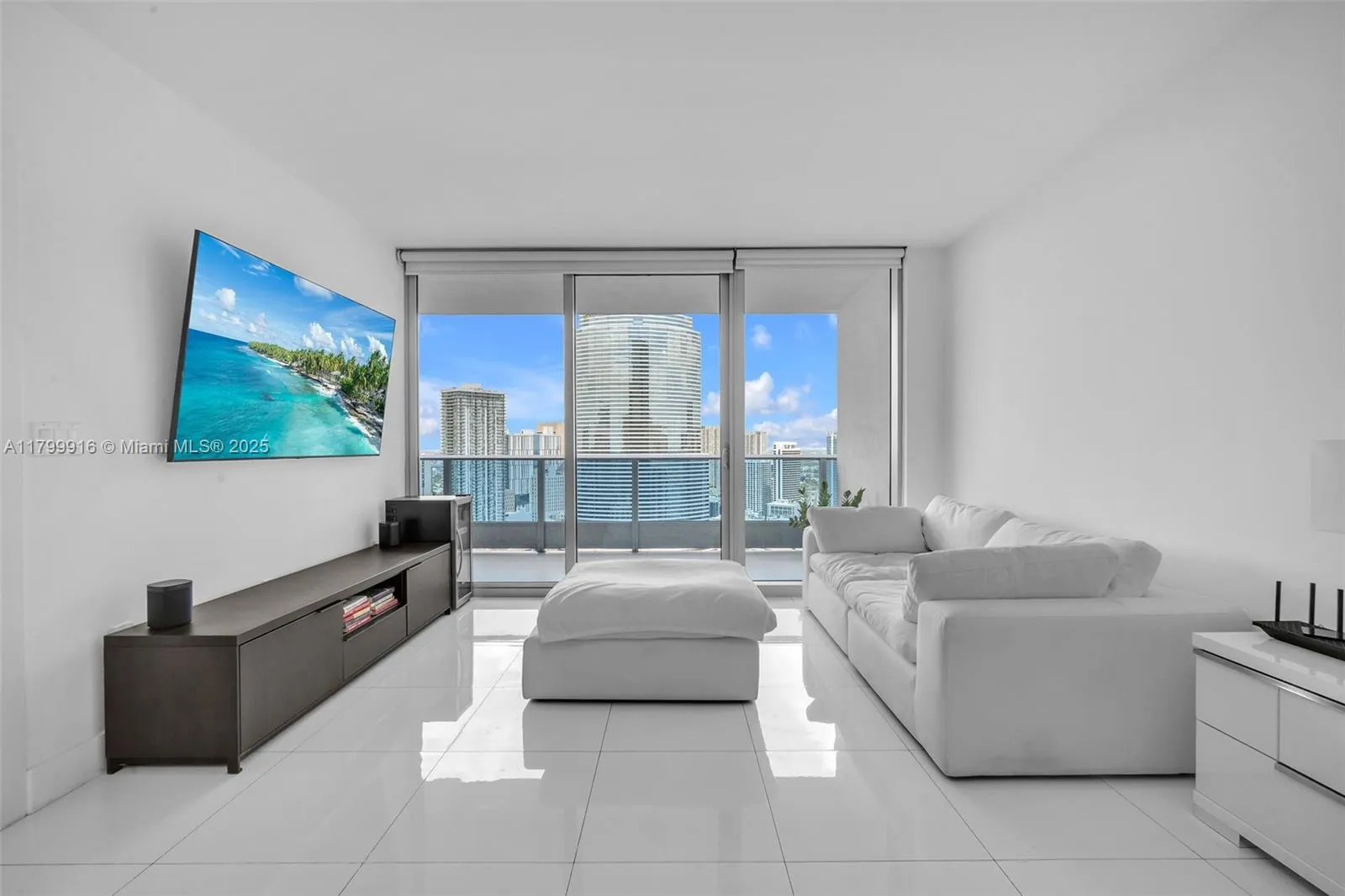 1 bedroom 1 bath for sale at 200 Biscayne Boulevard Way # 4012, Miami FL 33131
