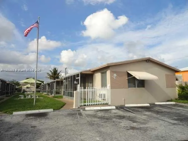 1 bedroom 1 bath for sale at 2211 Lincoln St # 7, Hollywood FL 33020