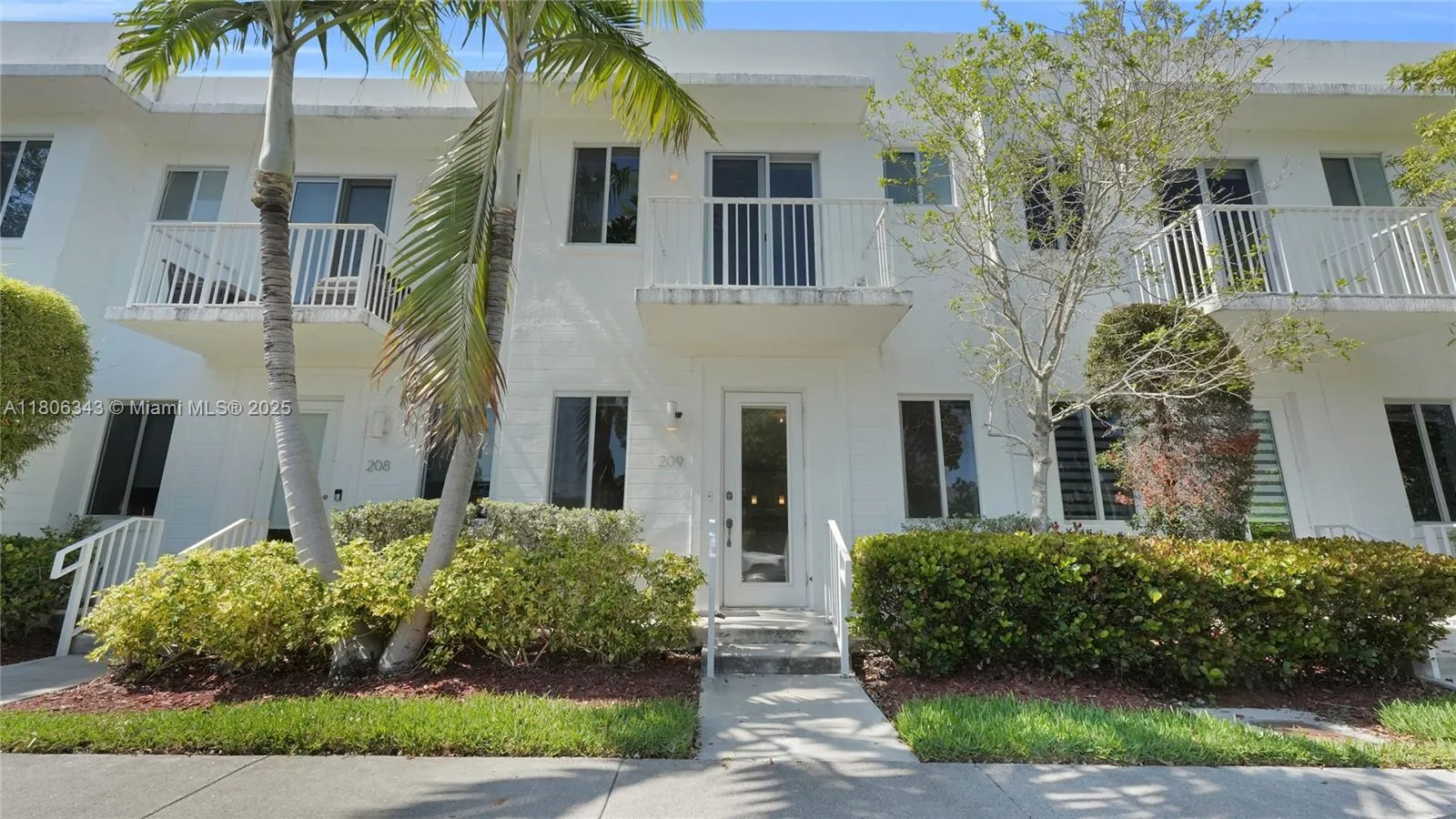 3 bedroom 2 bath for sale at 2621 NE 212th Ter # 209, Miami FL 33180