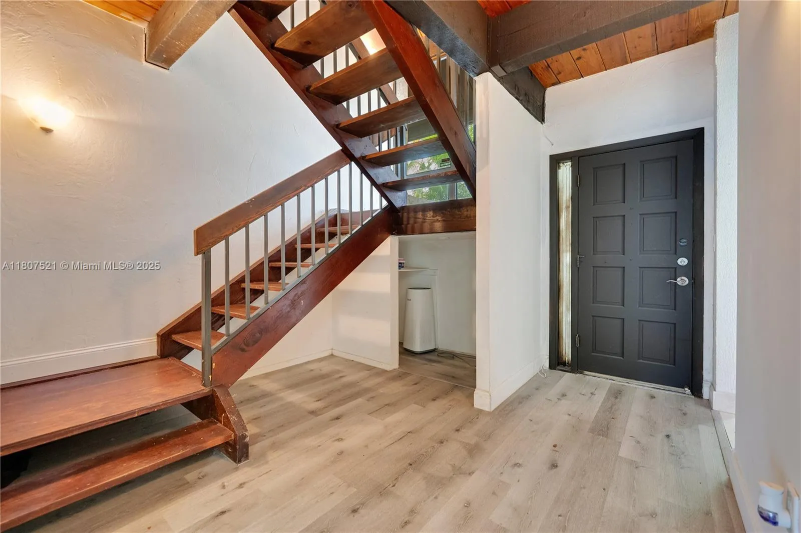 3 bedroom 2 bath for sale at 19412 NE 26th Ave # 143B, Miami FL 33180