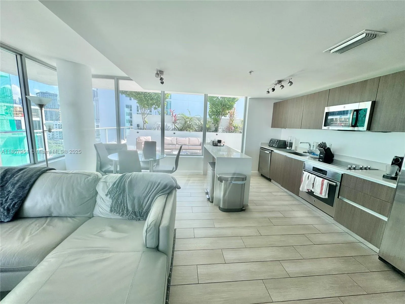 1600 SW 1 AV # 910, Miami FL 33129