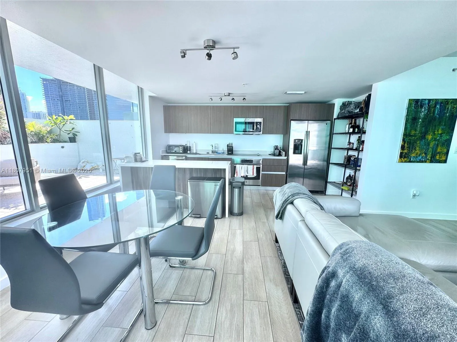 1600 SW 1 AV # 910, Miami FL 33129