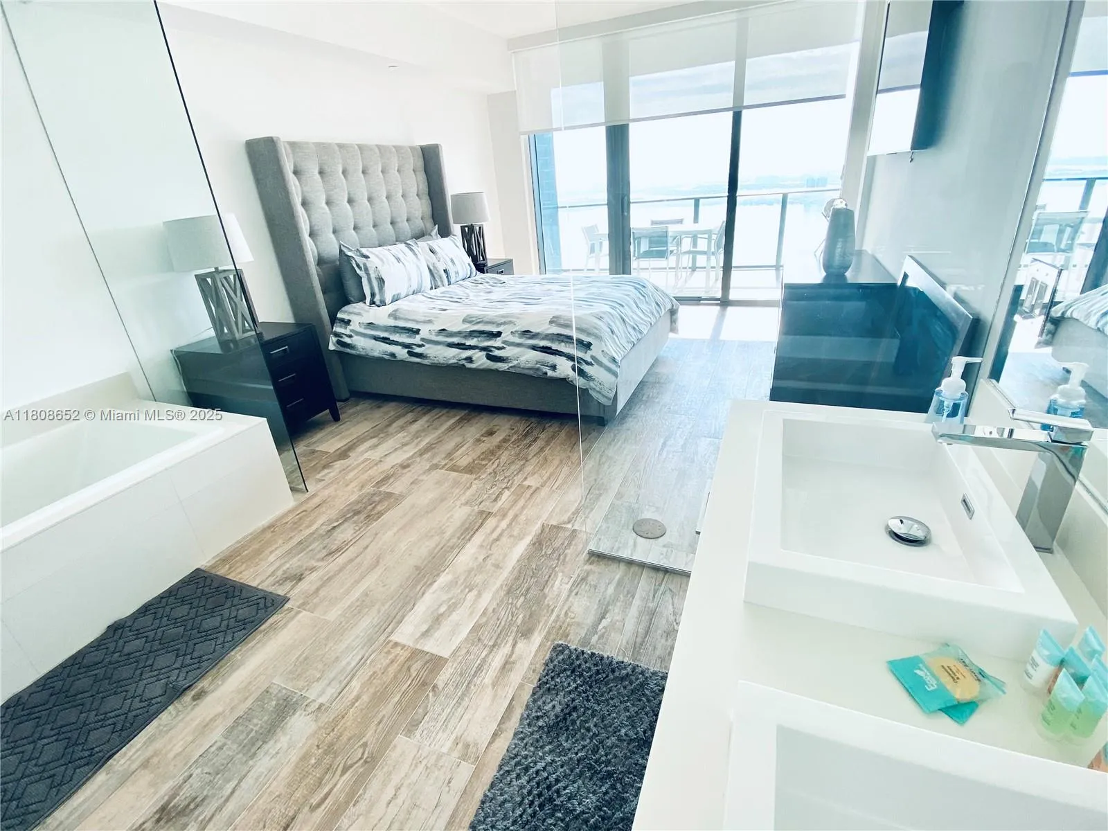 650 NE 32nd St # 4605, Miami FL 33137