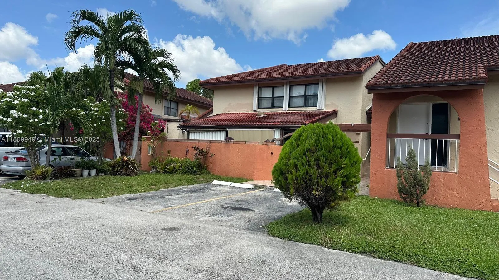 3 bedroom 2 bath for sale at 9999 NW 9th St Cir # 11, Miami FL 33172