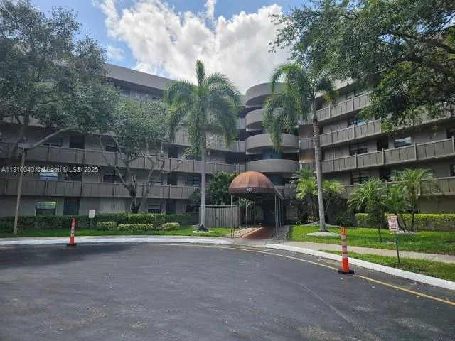 1 bedroom 1 bath for sale at 900 Colony Point Cir # 505, Pembroke Pines FL 33026