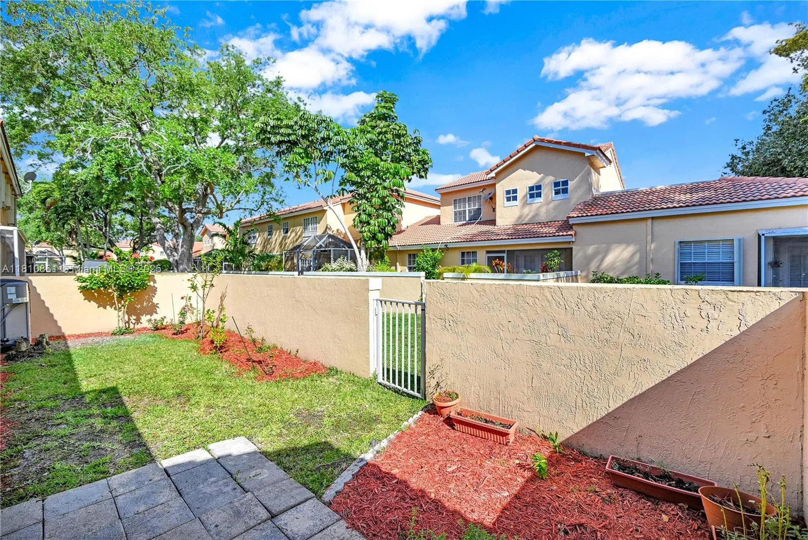 3 bedroom 2 bath for sale at 11307 Lakeview Dr # M, Coral Springs FL 33071